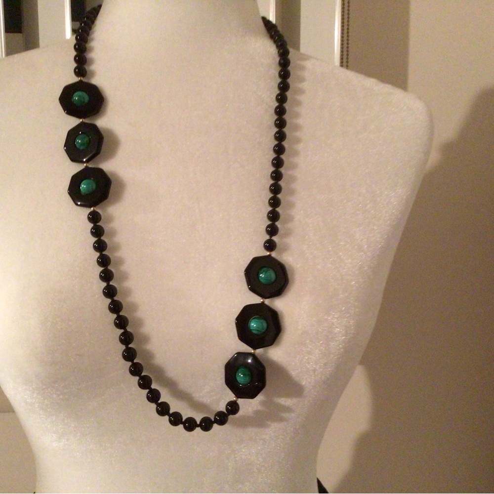 VINTAGE DECO MALACHITE AND ONYX NECKLACE - Picture 4 of 12